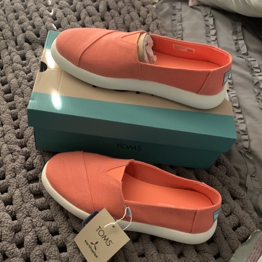 Woman’s Toms slip on shoes